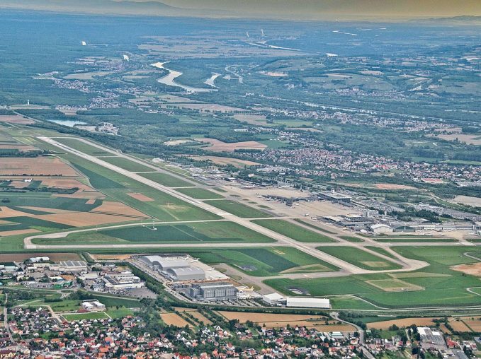 1280px-Euroairport_from_the_air_(7262130986) Euroairport from the air (photo : Aero Icarus, Wikipedia Commons)