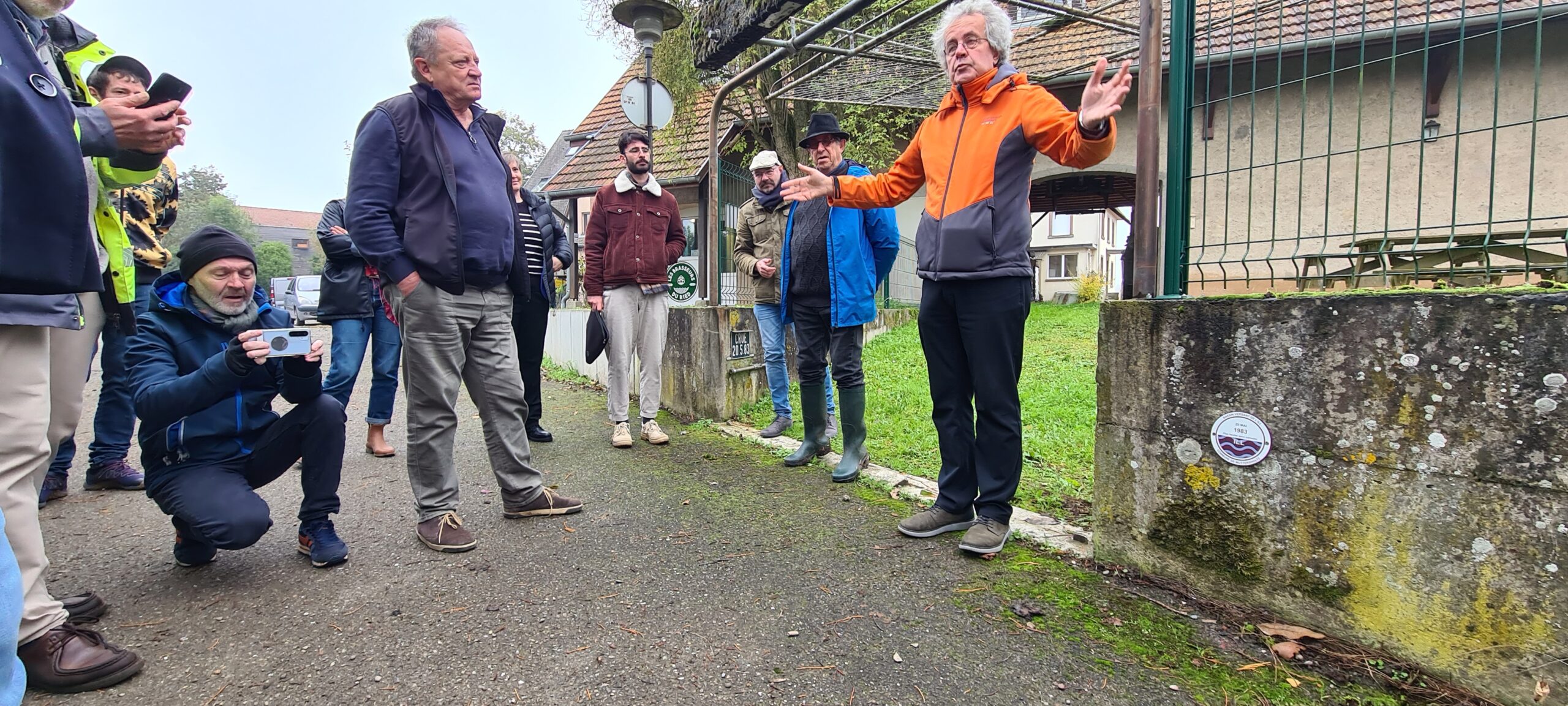 Inauguration des repères de crue du parcours "Muttersholtz capitale de la résilience", avec Patrick Barbier, maire de Muttersholtz, 12 octobre 2024