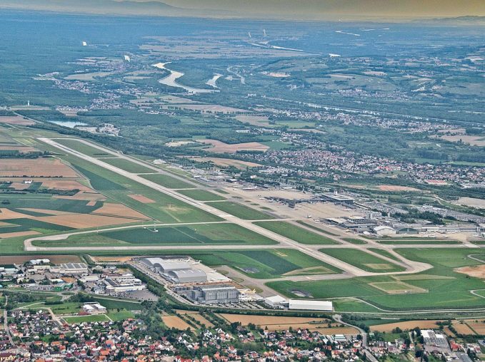 Euroairport from the air (photo : Aero Icarus, Wikipedia Commons)