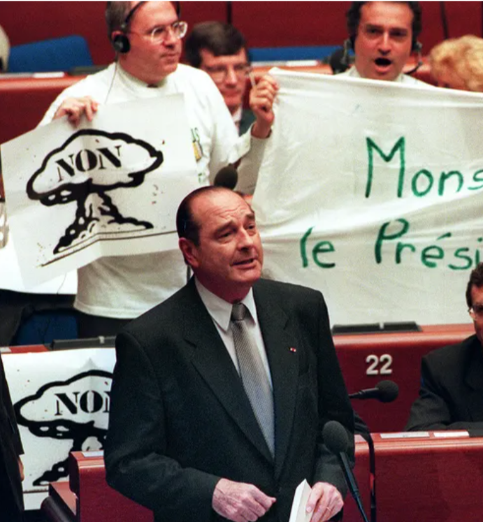 Au Parlement européen, des députés montrent leur désaccord avec la reprise des essais nucléaires français décidée par Jacques Chirac, en juillet 1995. (ERIC CABANIS / AFP)